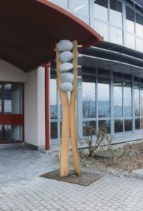 Skulptur ohne Titel 1995 am Haupteingang der Militärischen Führungsschule der ETH Zürich in Wädenswil Au