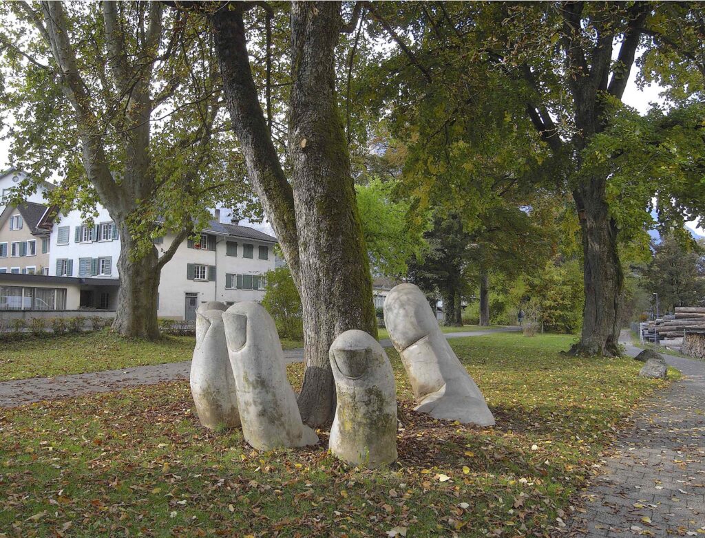 Hand mit Parkbaum Installation Bild 2020, Volksgarten Glarus, Schweiz