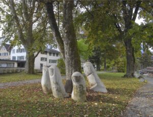 Hand mit Parkbaum – Installation, Volksgarten Glarus Schweiz